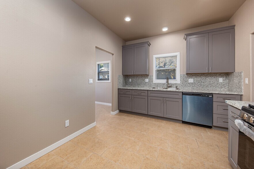 More Photos Of 115 E Walnut St, Lodi Freestanding For Sale