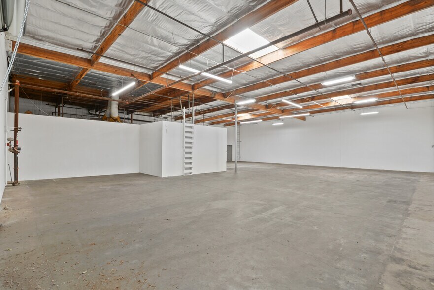 More Photos Of 2296 N Batavia St, Orange Warehouse For Sale