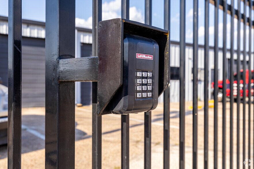 More Photos Of 7676 N I-45, Houston Unknown For Lease