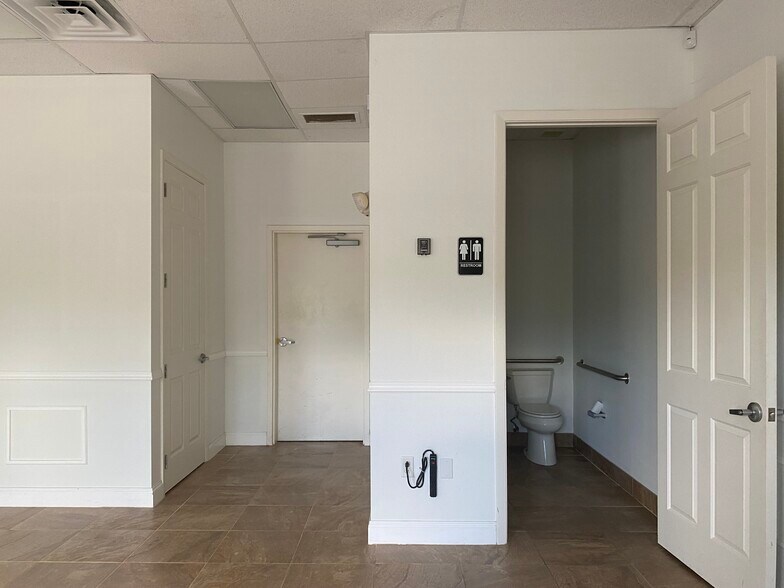 More Photos Of 2047-2071 Global Ct, Sarasota Warehouse For Lease