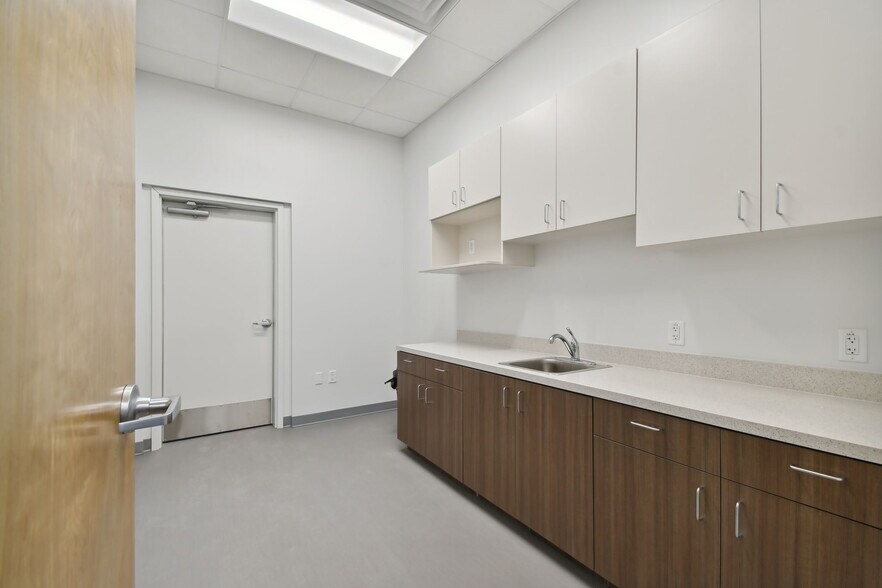 More Photos Of 4505 24th St E, Bradenton Distribution For Lease