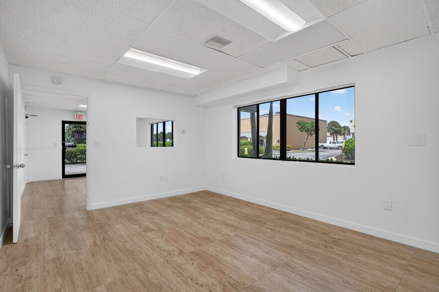 More Photos Of 4700-4712 NE 11th Ave, Oakland Park Warehouse For Lease