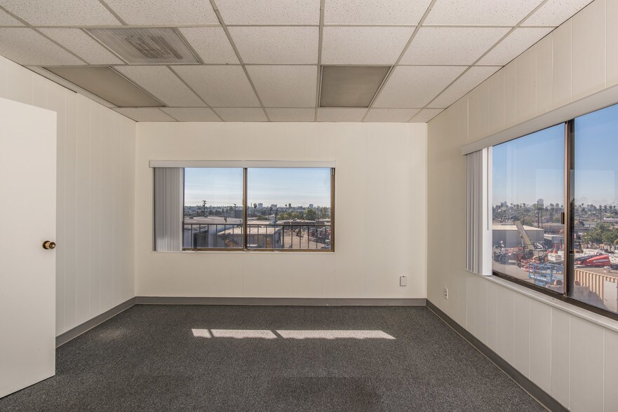 More Photos Of 1250 E 23rd St, Signal Hill Industrial For Lease