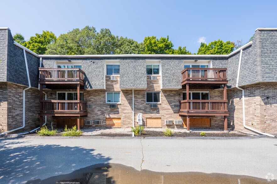More Photos Of 383-435 Oaklawn Ave, Cranston Apartments For Sale