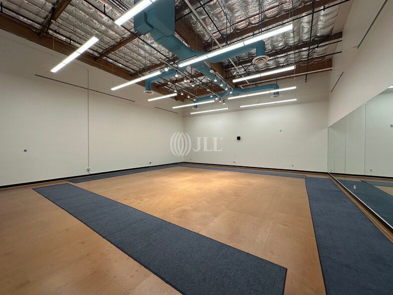 More Photos Of 10947-10953 Pendleton St, Sun Valley Warehouse For Lease