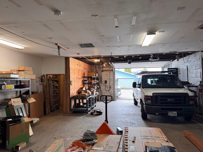 More Photos Of 7522-7524 SE 52nd Ave, Portland Light Distribution For Sale