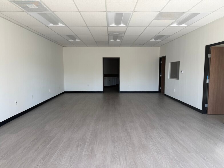 More Photos Of 8841-8863 Canoga Ave, Canoga Park Flex For Lease