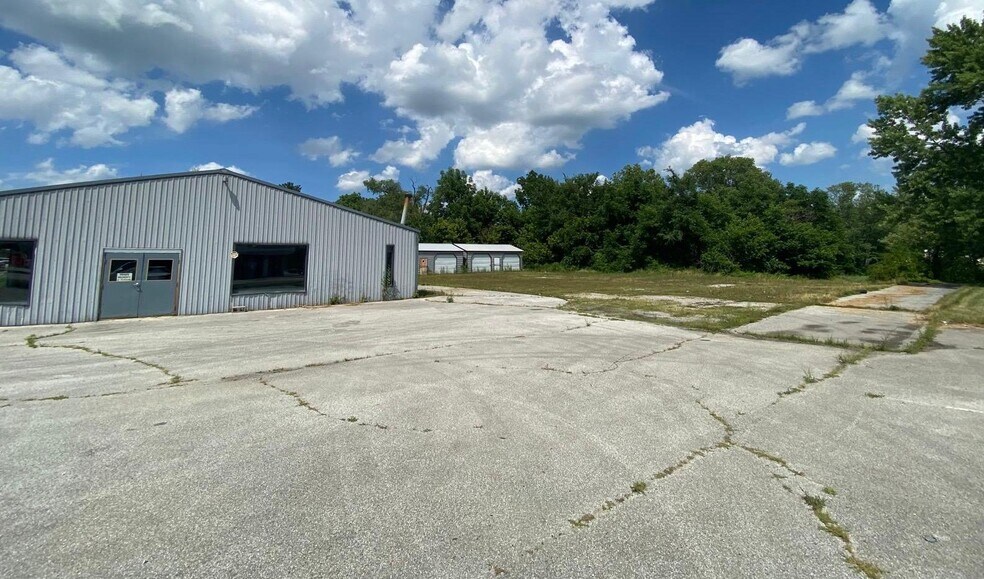 More Photos Of 394 S 00 Ew, Kokomo Showroom For Sale