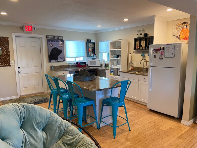 More Photos Of 2501 6th Ave S, Saint Petersburg Flex For Lease