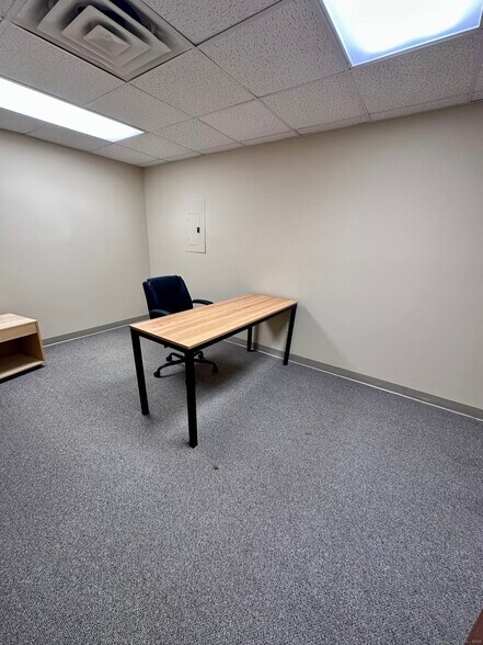 More Photos Of 42 E High St, East Hampton Storefront Retail Office For Lease