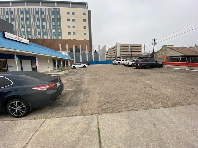 More Photos Of 1104 W 34th St, Austin Freestanding For Lease