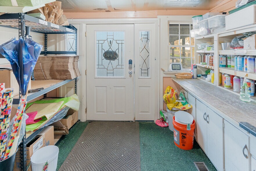 More Photos Of 223 Helm St, Elizabethtown General Retail For Sale