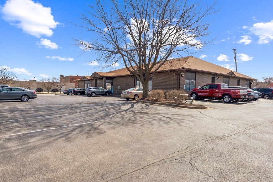 More Photos Of 2350 4th Ave, Rock Island Office For Sale