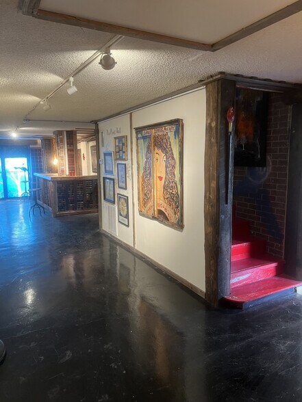 More Photos Of 132 Nacogdoches St, Center Storefront Retail Residential For Sale