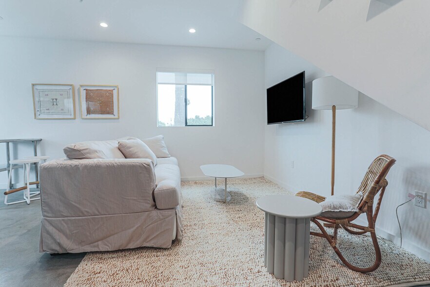 More Photos Of 2301 S Cloverdale Ave, Los Angeles Apartments For Sale