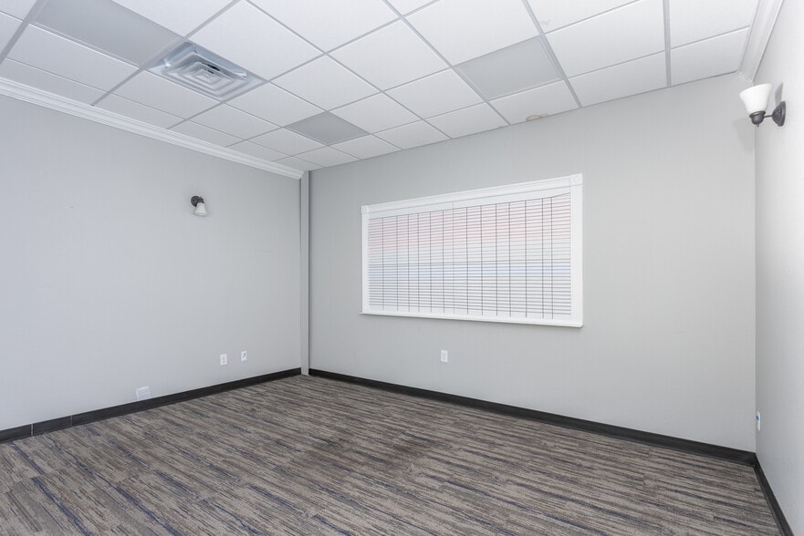 More Photos Of 595-605 E US Highway 80 E, Sunnyvale Research And Development For Lease