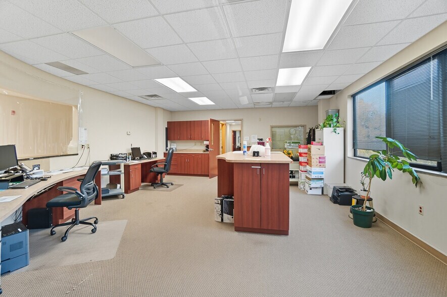 More Photos Of 916-920 W Market St, Lima Medical For Sale