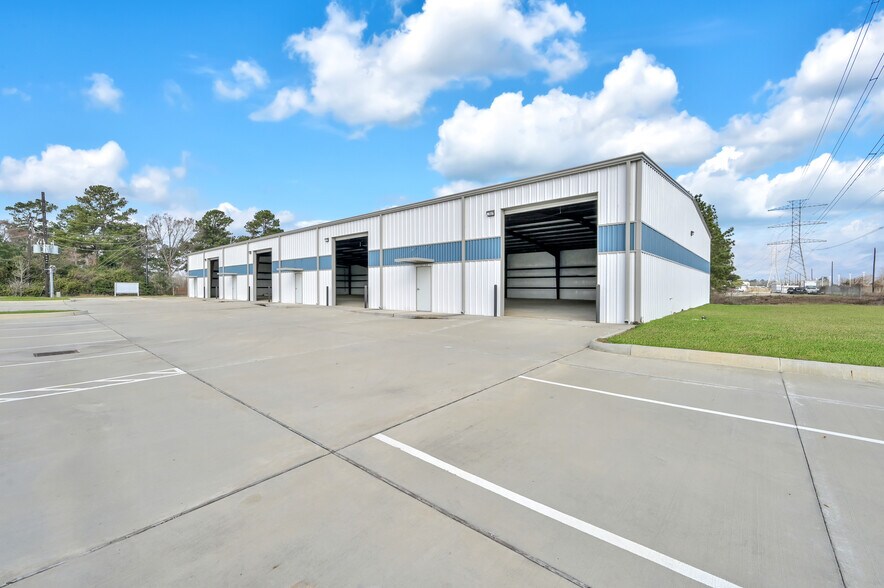 More Photos Of 535 S Persimmon St, Tomball Warehouse For Lease