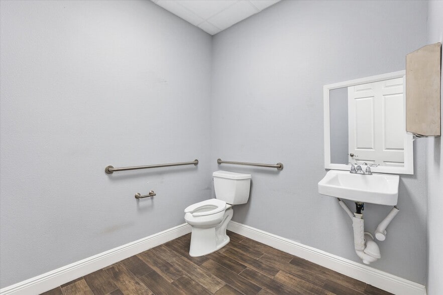 More Photos Of 1818 Greenleaf Ln, Leesburg Warehouse For Lease