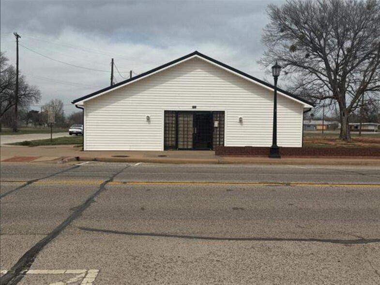 Primary Photo Of 101 E 3rd St, Burkburnett Office For Sale