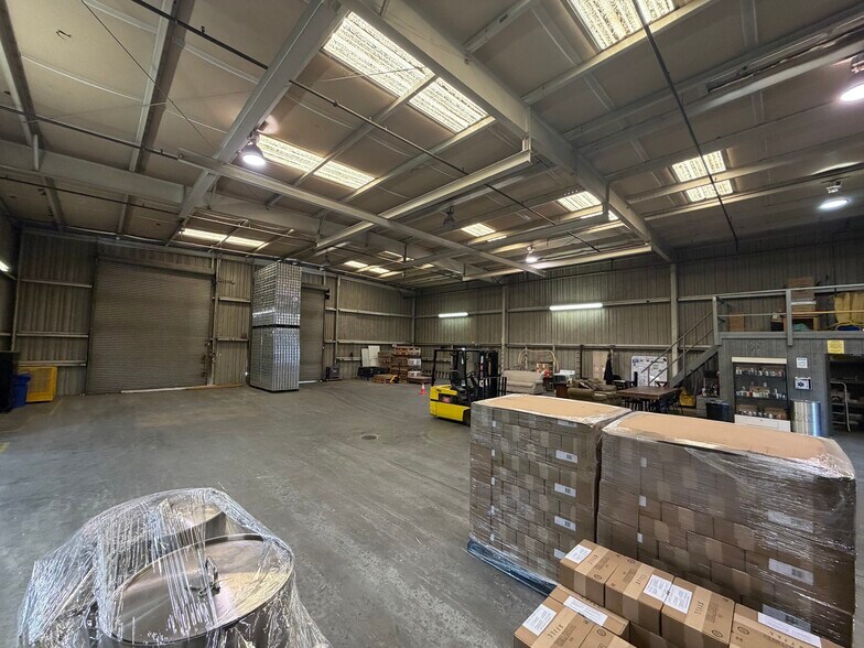 More Photos Of 65 S Lotas St, Porterville Warehouse For Lease