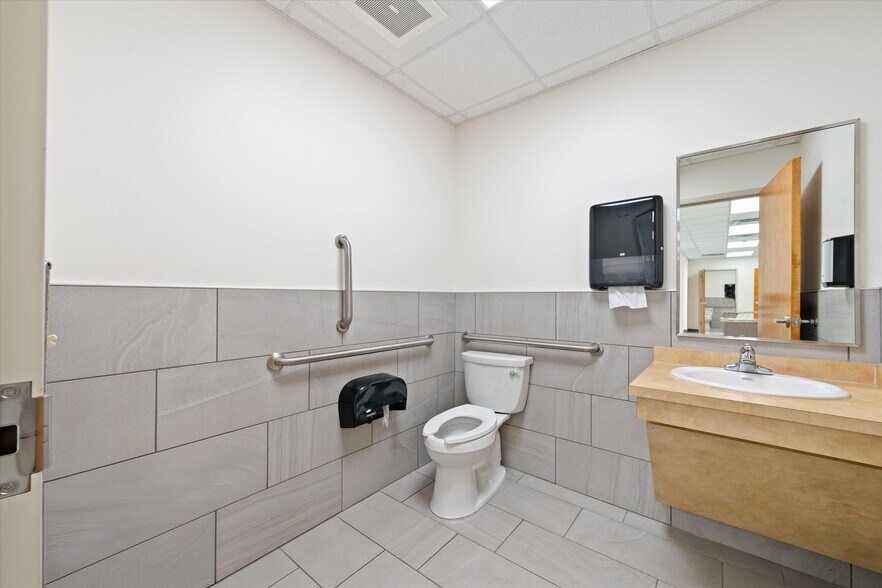 More Photos Of 114 Parliament Dr, Maryville Medical For Sale