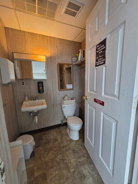More Photos Of 1709 Philadelphia Pike, Wilmington Freestanding For Lease