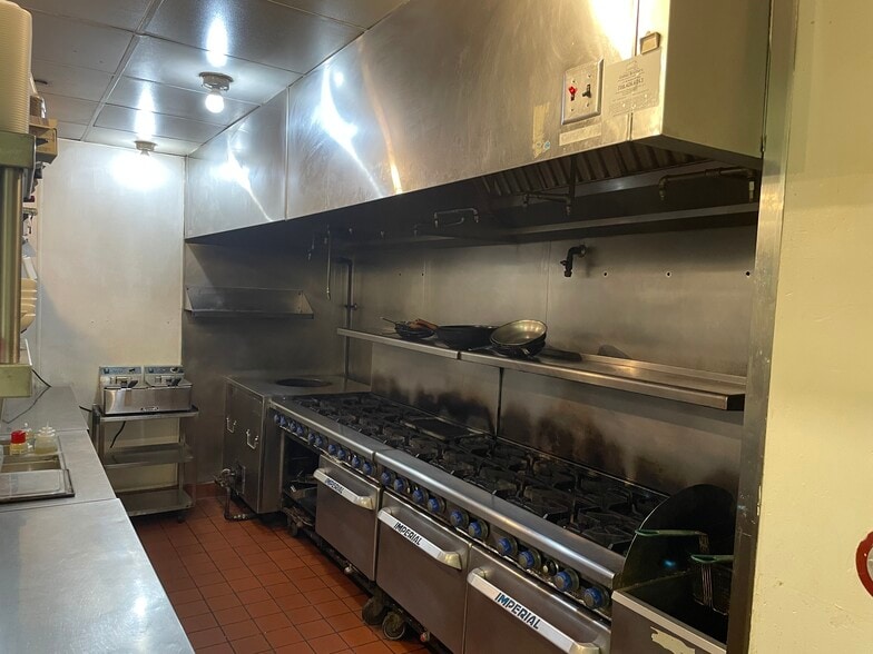 More Photos Of 10 W Hubbard St, Chicago Loft Creative Space For Lease