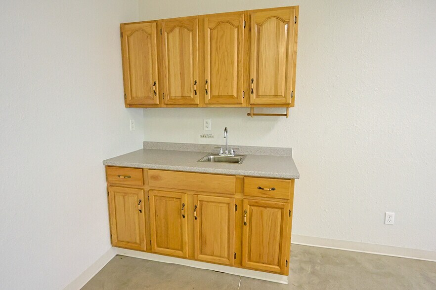 More Photos Of 137 Hall Ave, Coos Bay Office For Sale