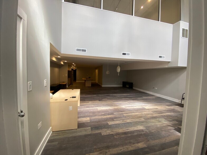 More Photos Of 687-689 N Milwaukee Ave, Chicago Apartments For Lease