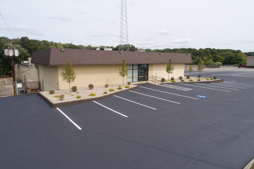 More Photos Of 1320 Eddie Dowling Hwy, Lincoln Showroom For Sale