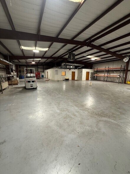 More Photos Of 103 Industrial Dr, Waxahachie Warehouse For Lease