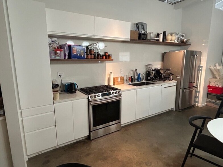 More Photos Of 1032 Broadway, Santa Monica Flex For Lease