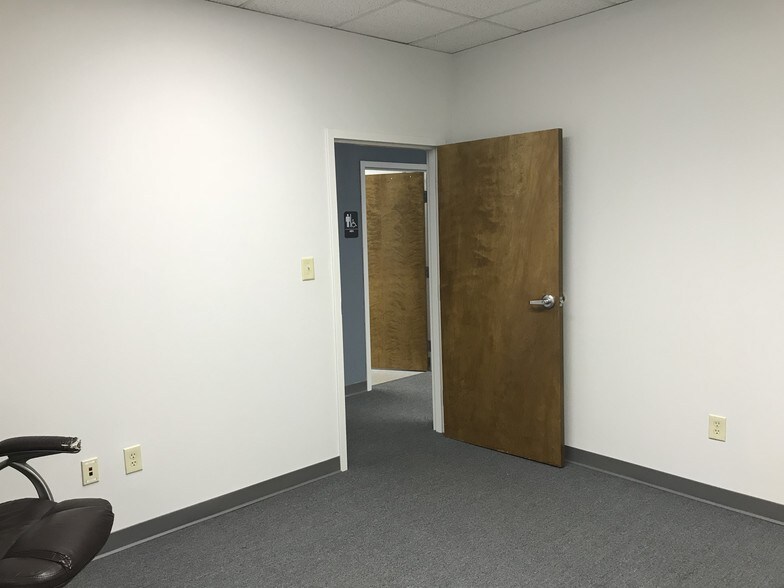 More Photos Of 1220 Kennestone Cir, Marietta Warehouse For Lease