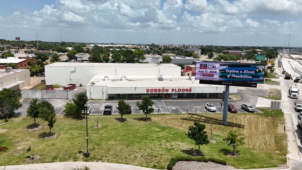 More Photos Of 12925 Lyndon B Johnson Fwy, Garland Showroom For Lease