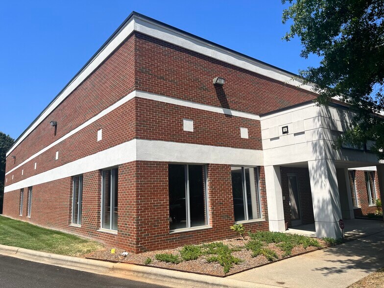 More Photos Of 3120 Latrobe Dr, Charlotte Showroom For Lease