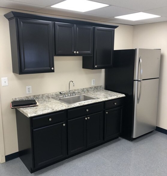 More Photos Of 22311 Shaw Rd, Sterling Flex For Lease