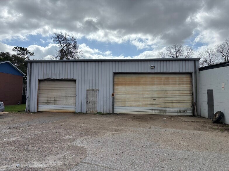More Photos Of 1913 S Gordon St, Alvin Freestanding For Lease