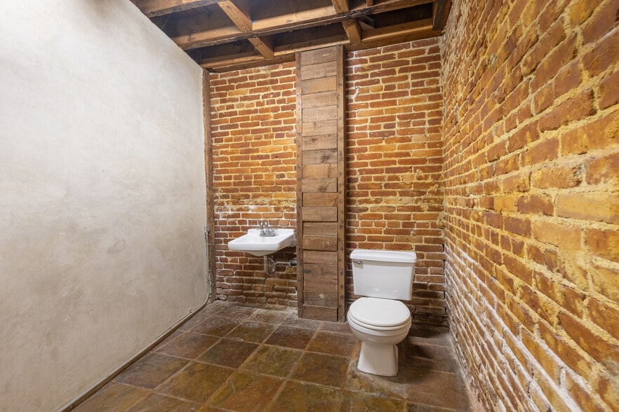 More Photos Of 5000 W Adams Blvd, Los Angeles Showroom For Lease