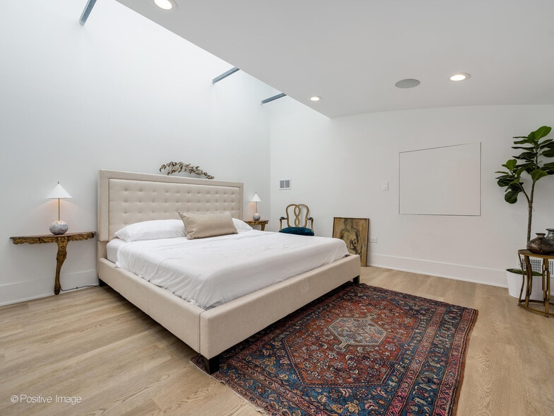More Photos Of 2733 N Pulaski Rd, Chicago Showroom For Sale