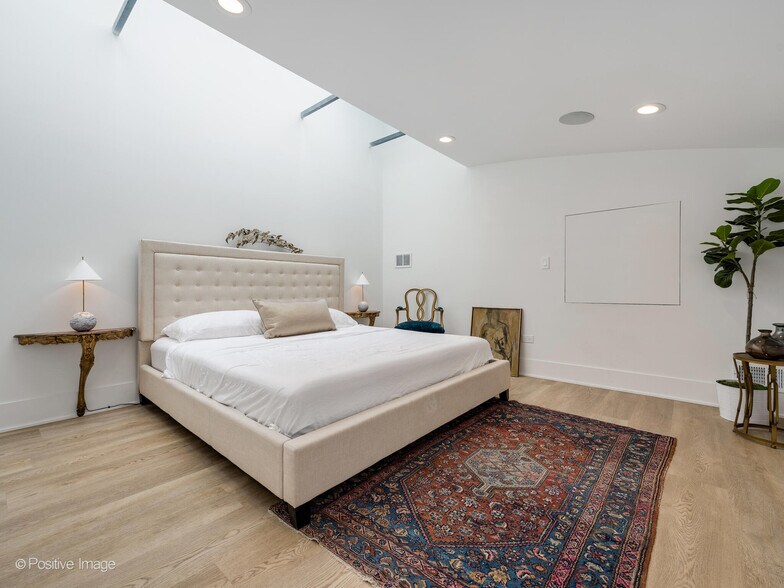 More Photos Of 2733 N Pulaski Rd, Chicago Showroom For Sale