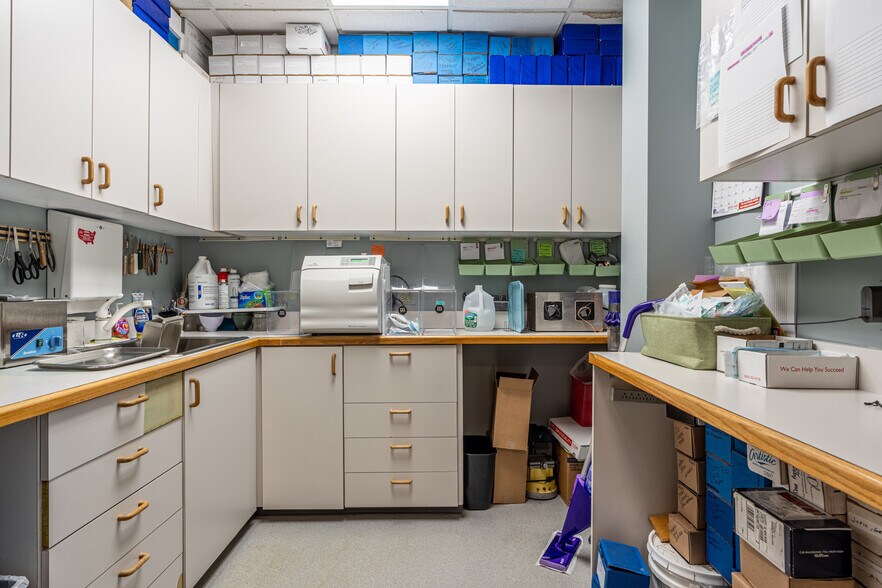 More Photos Of 950 N York Rd, Hinsdale Medical For Sale