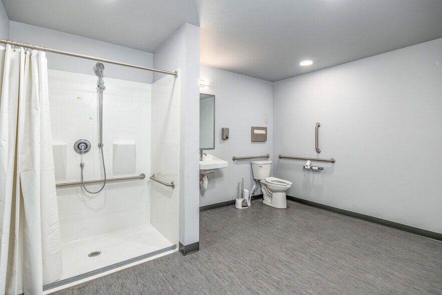 More Photos Of 323 6th St, Umatilla Industrial For Lease