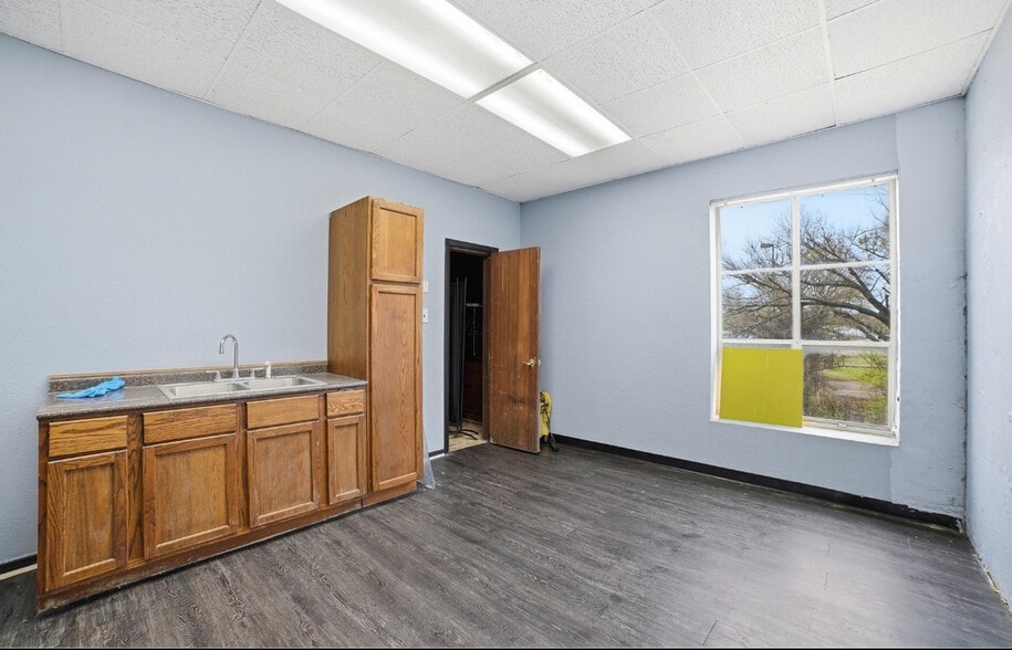 More Photos Of 2908 11th St, Dallas Office For Sale