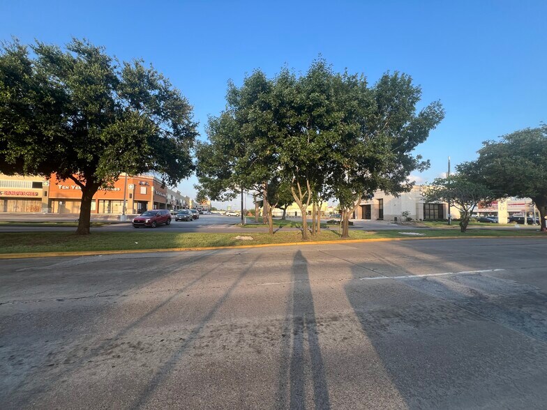 More Photos Of 6730 Wilcrest Dr, Houston Auto Repair For Lease