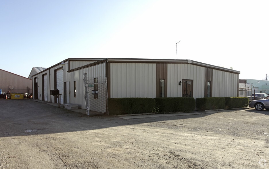 Primary Photo Of 4611 Pinewood Rd, Louisville Warehouse For Lease
