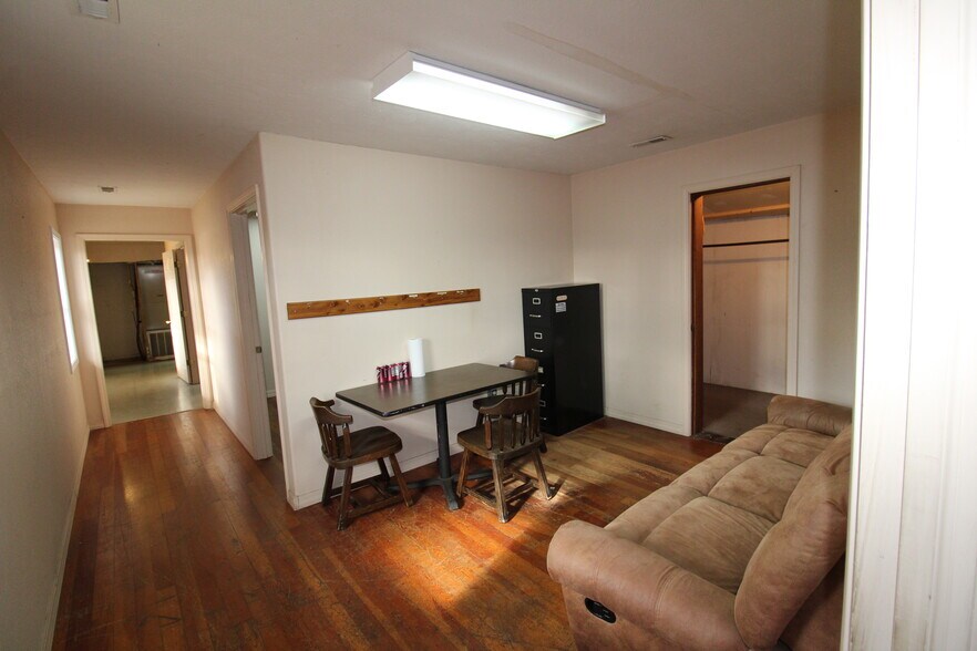 More Photos Of 200 2nd st, Mammoth Spring Office Residential For Sale