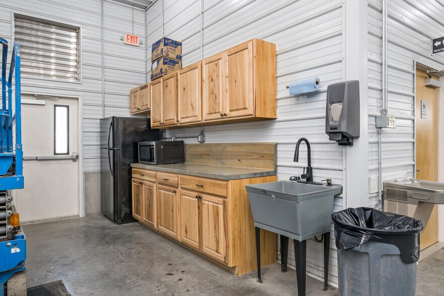 More Photos Of 815 N Main St, Mount Crawford Auto Repair For Sale