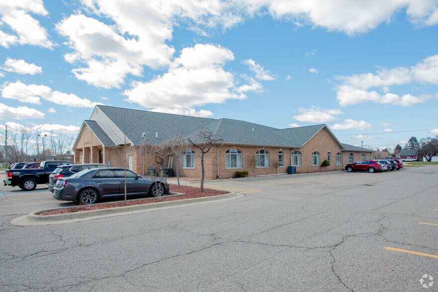 Primary Photo Of 47100 Schoenherr Rd, Shelby Township Medical For Lease