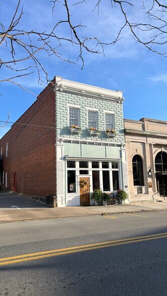 More Photos Of 114 N Market St, Ligonier Township Storefront Retail Office For Lease